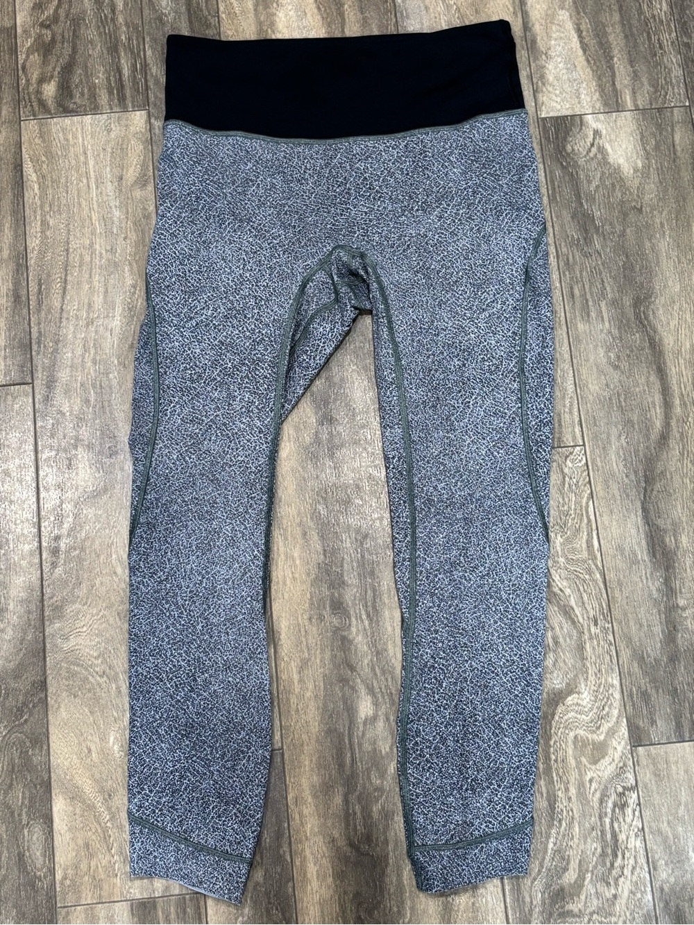 Lululemon Grey & Black Patterned Crop Leggings Size 8 - Picture 2 of 5